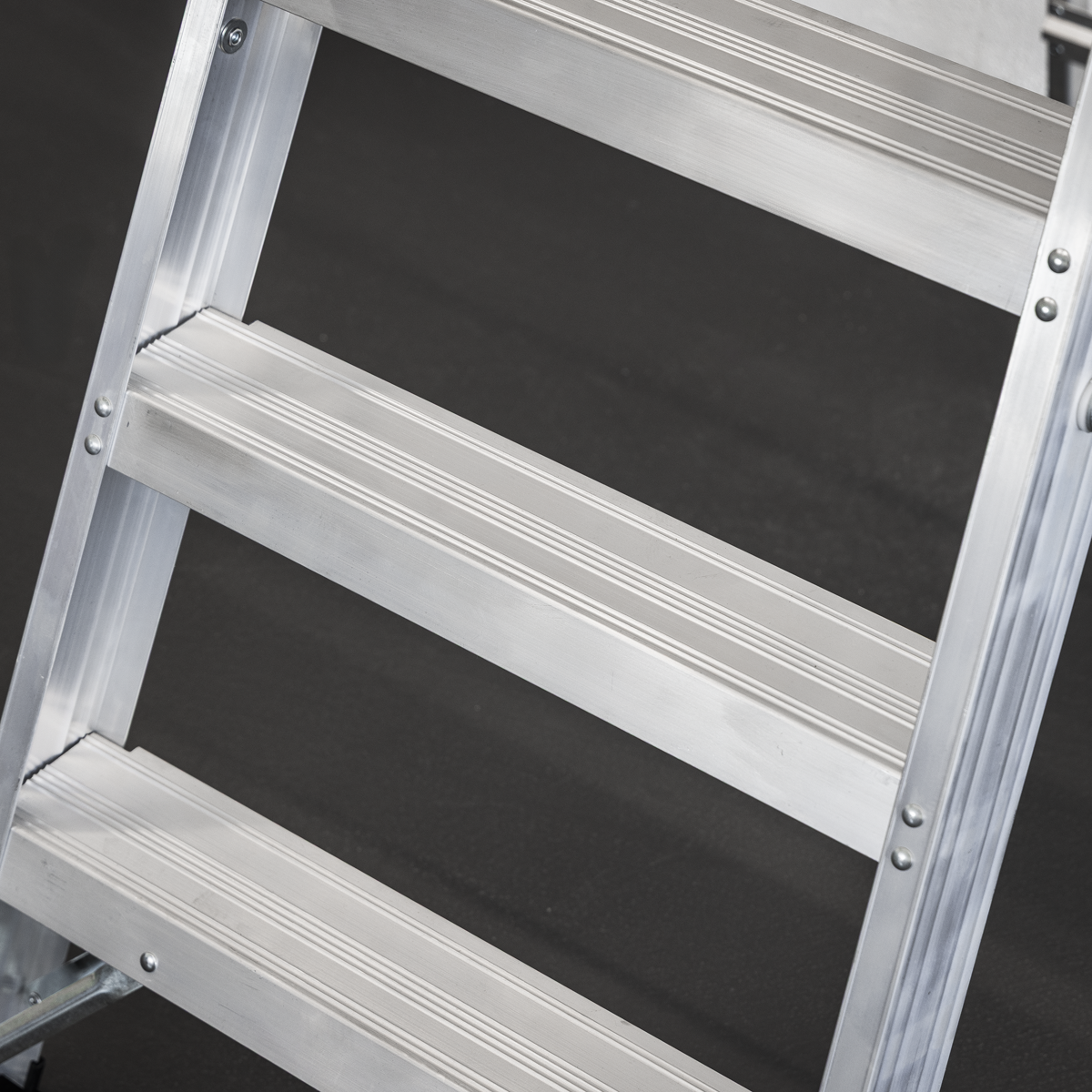 Sealey AXL8 Industrial Step Ladder 8-Tread Aluminium - EN 131