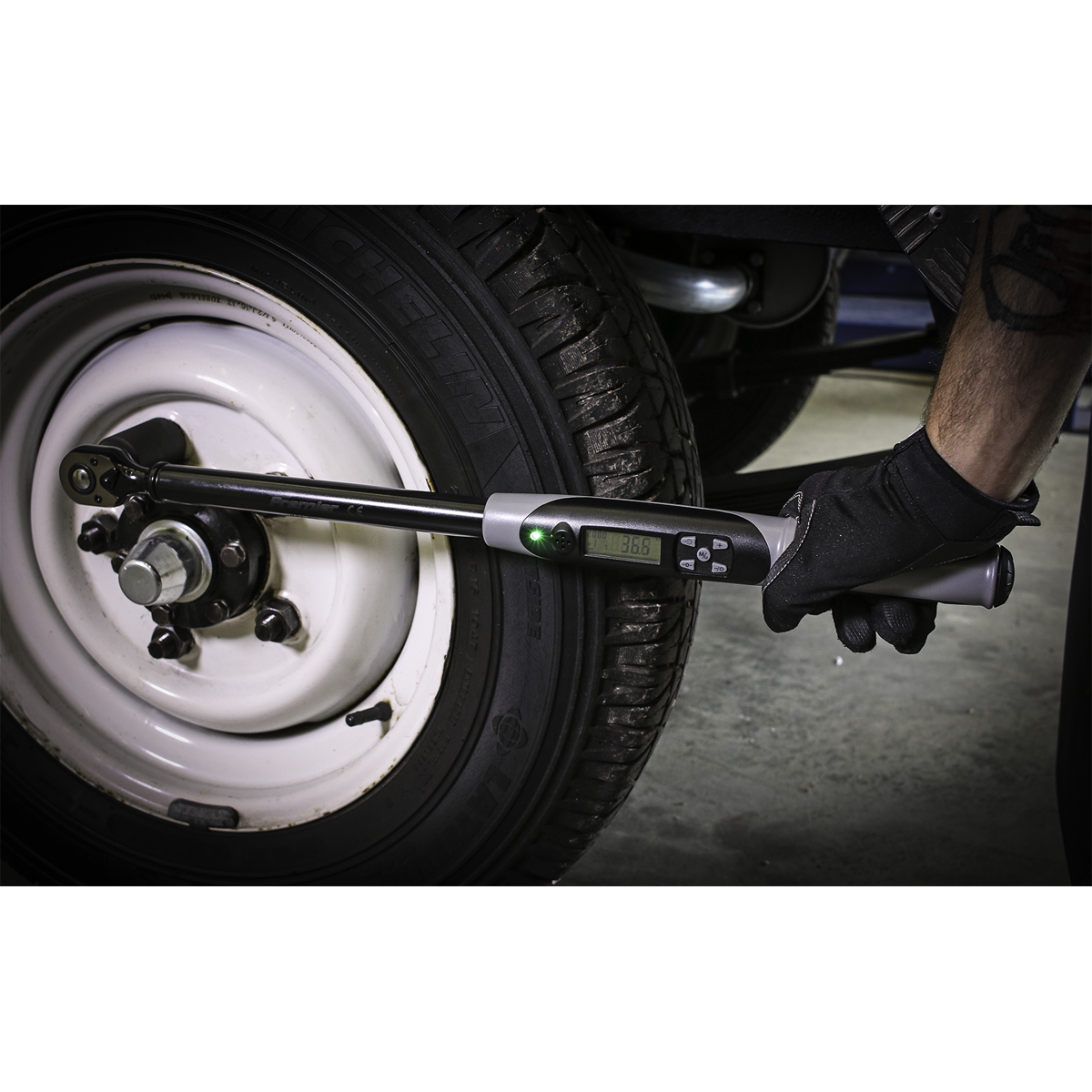 Sealey STW306B Angle Torque Wrench Digital 1/2"Sq Drive 20-200Nm(14.7-147.5lb.ft) Black Series