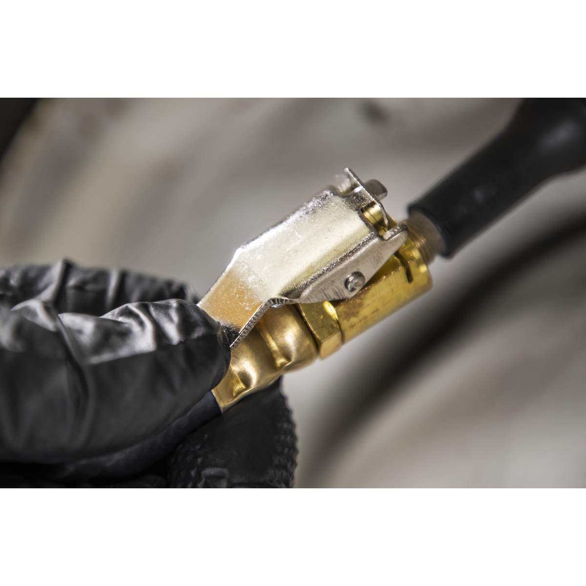 Sealey TST/PG6 Tyre Pressure Gauge with Clip-On Chuck 0-7bar(0-100psi)