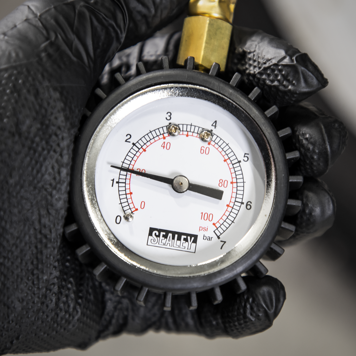 Sealey TST/PG6 Tyre Pressure Gauge with Clip-On Chuck 0-7bar(0-100psi)