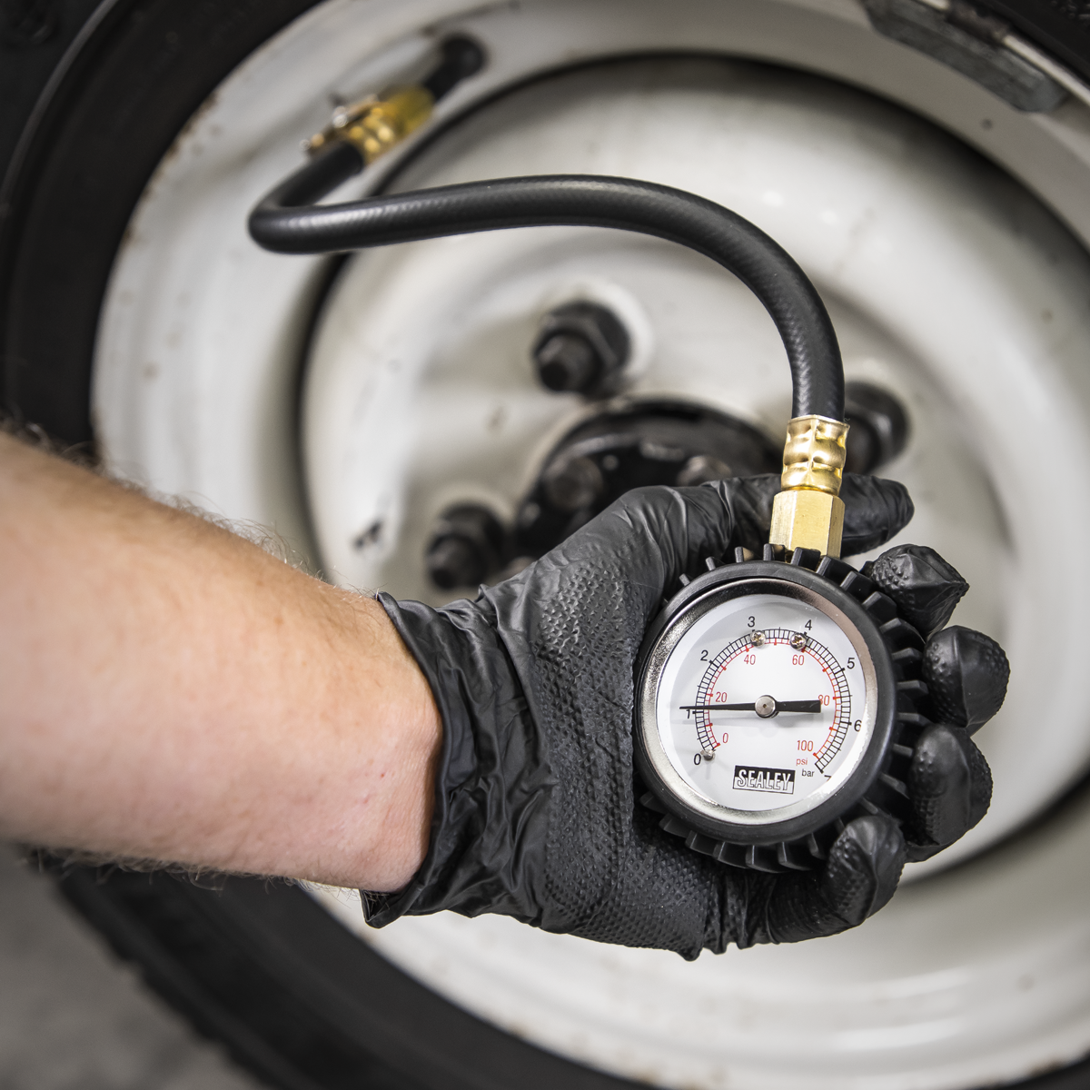Sealey TST/PG6 Tyre Pressure Gauge with Clip-On Chuck 0-7bar(0-100psi)
