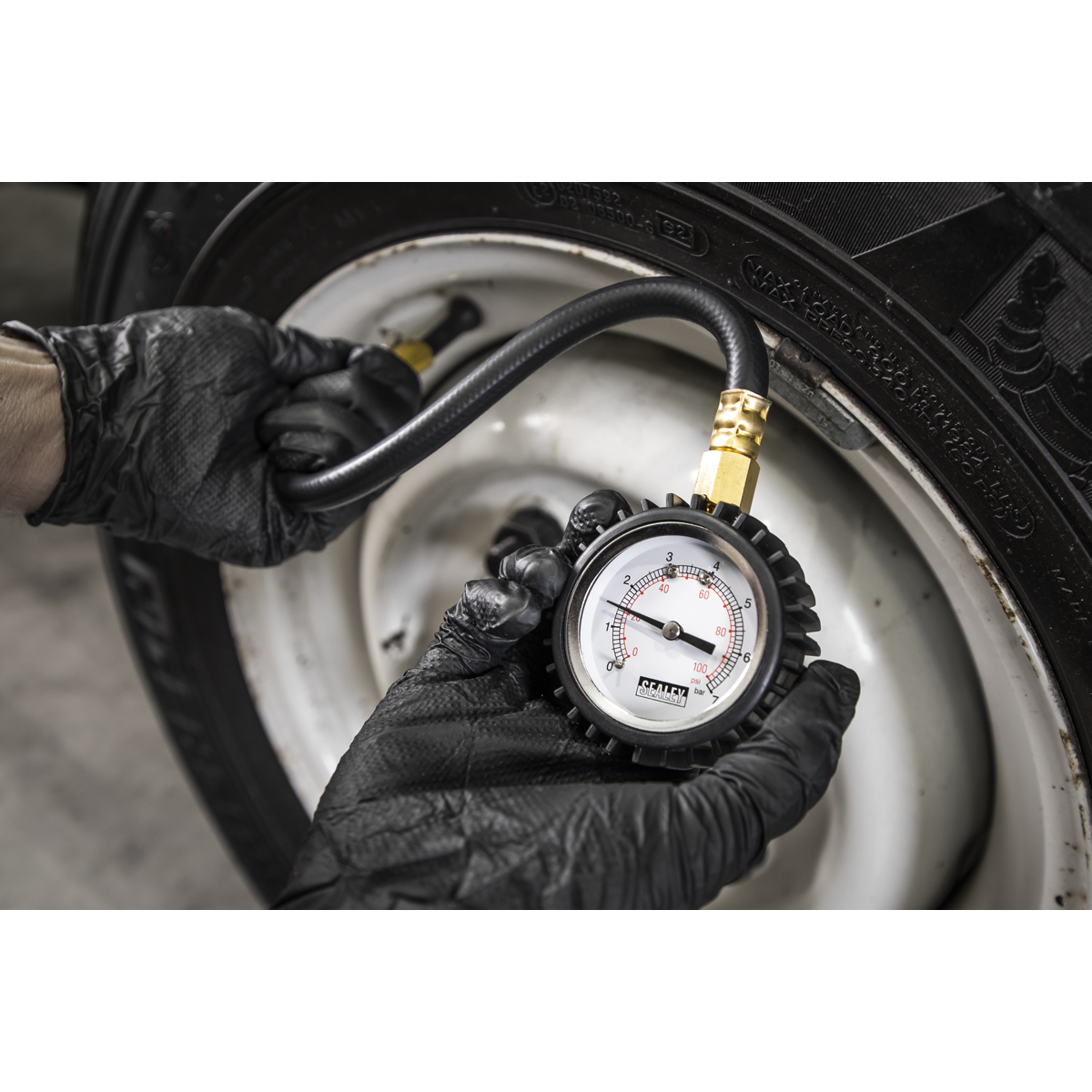 Sealey TST/PG6 Tyre Pressure Gauge with Clip-On Chuck 0-7bar(0-100psi)