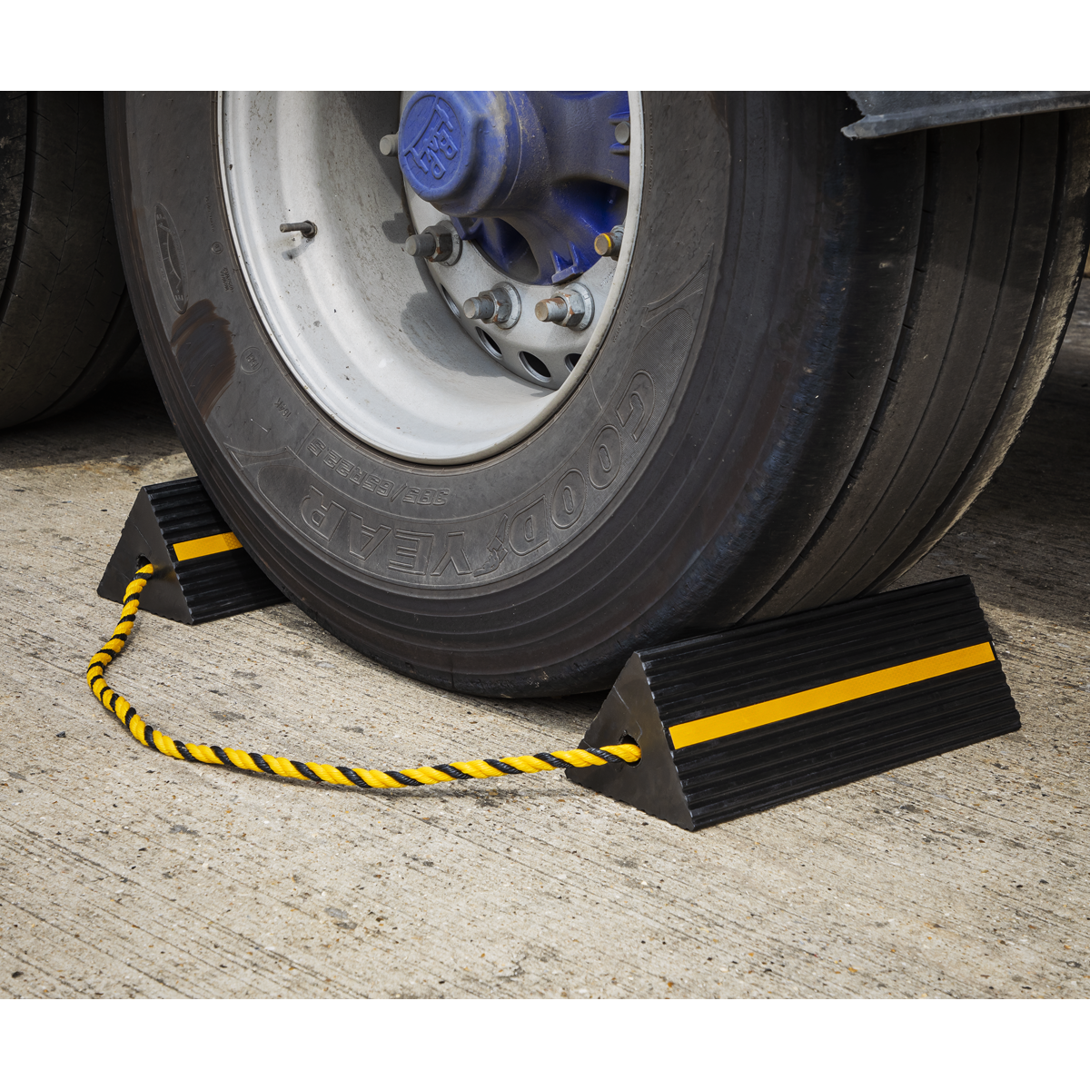 Sealey WC11 Heavy-Duty Rubber Wheel Chocks 8kg - Pair